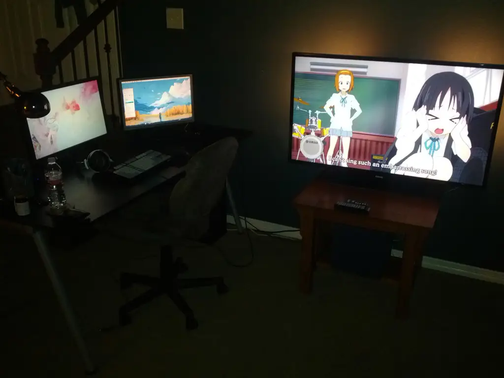 Menonton anime di laptop Laptop yang digunakan untuk menonton anime